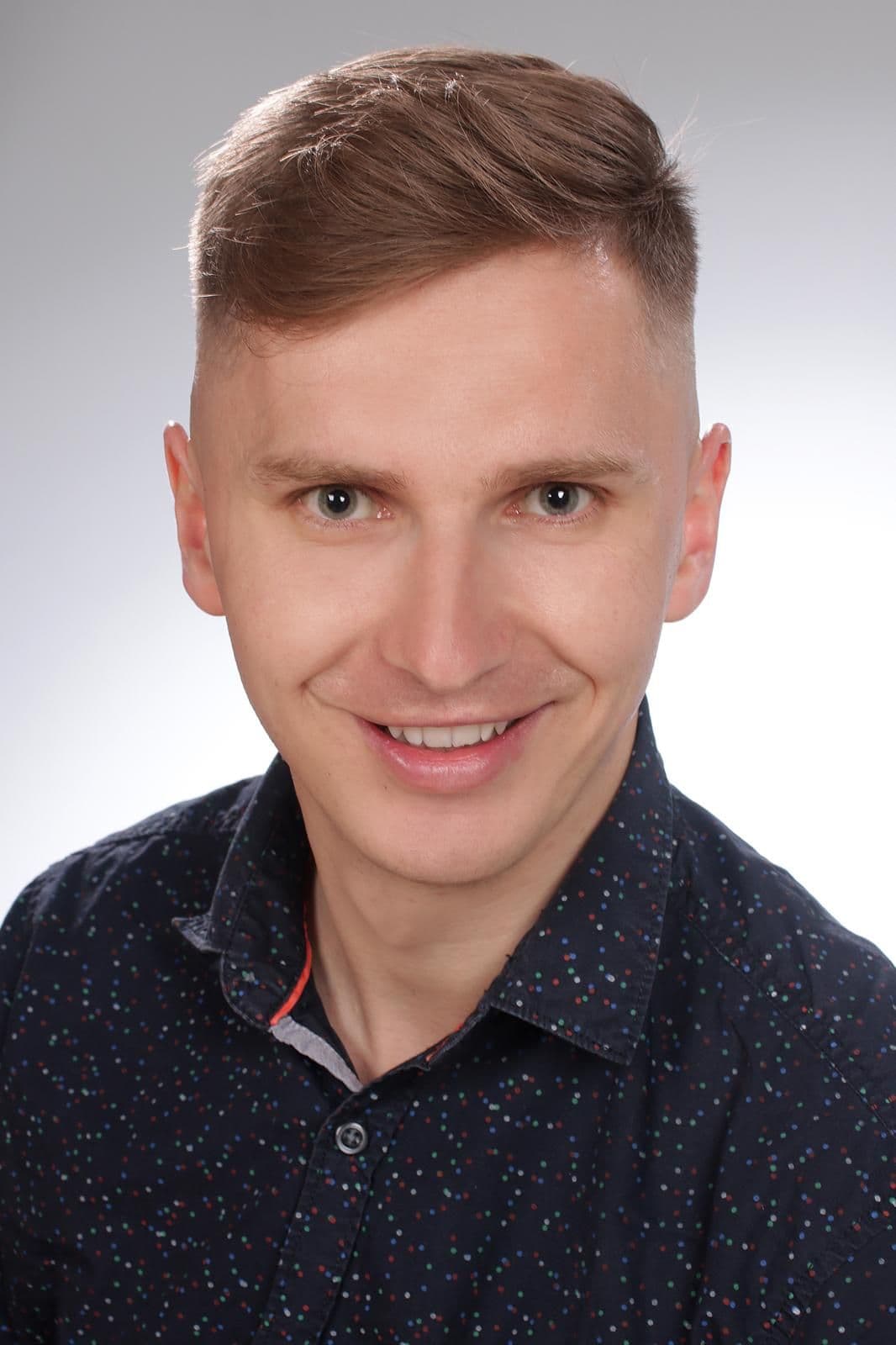 Zdjęcie przedstawia twarz i popiersie uśmiechniętego lekarza Mirosława Sołtysa.
